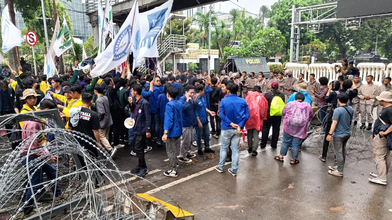 Aksi unjuk rasa yang dilakukan oleh mahasiswa diwarnai kericuhan di kawasan Patung Kuda