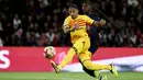 Pemain Barcelona, Raphinha, melepaskan tendangan saat melawan Paris Saint-Germain pada laga leg pertama perempat final Liga Champions di Stadion Parc des Princes, Kamis (11/4/2024). Rapinha memborong dua dari tiga gol kemenangan Barca. (AFP/Franck Fife)