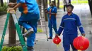 Selain untuk menyambut perayaan Tahun Baru Imlek 2025, pemasangan lampion dilakukan untuk mempercantik area pedestrian tersebut. (Liputan6.com/Angga Yuniar)