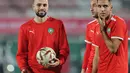 Gelandang Maroko, Sofyan Amrabat (Kiri) dan gelandang Abdelhamid Sabiri mengikuti sesi latihan di Stadion Al Duhail SC di Doha pada 13 Desember 2022. Maroko akan bertanding melawan Prancis dalam pertandingan semifinal Piala Dunia 2022 di Stadion Al Bayt, Al Khor, Kamis (15/12/2022) pukul 02.00 WIB. (AFP/Karim Jaafar)