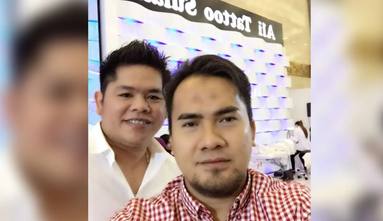 Penyanyi dangdut Saipul Jamil berselfie saat mendatangi tempat sulam alis. Pria yang akrab disapa Bang Ipul ini pernah mencalonkan diri menjadi Calon Wakil Walikota Serang. (Instagram.com/saipuljamill)