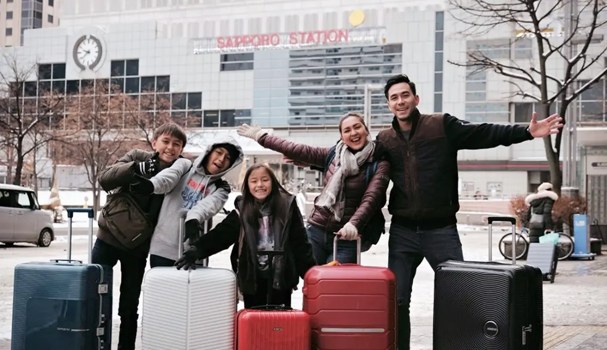 Begini momen kebahagiaan keluarga Darius berada di Stasiun Sapporo. Momen menjelajahi Hokkaido pun menurutnya masih kurang dan Darius ingin kembali lagi kesini karena masih banyak tempat yang belum dikunjungi. (Liputan6.com/IG/@darius_sinathrya)