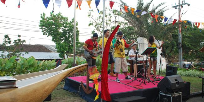 Band beraliran reggae menambah kenikmatan suasana pantai ; Foto: copyright Vemale.com