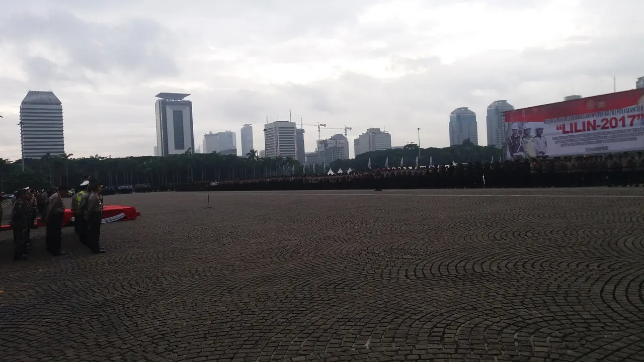 Ribuan peserta apel Operasi Lilin 2017 di Lapangan Monas (Liputan6.com/Hanz Jimeniez Salim)