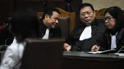 Penasehat Hukum Jessica saat mengikuti sidang di Pengadilan Negeri Jakarta Pusat, Rabu (5/10). Terdakwa Jessica tengah jalani sidang lanjutan dengan agenda pembacaan tuntutan oleh Jaksa Penuntut Umum. (Liputan6.com/Helmi Afandi)