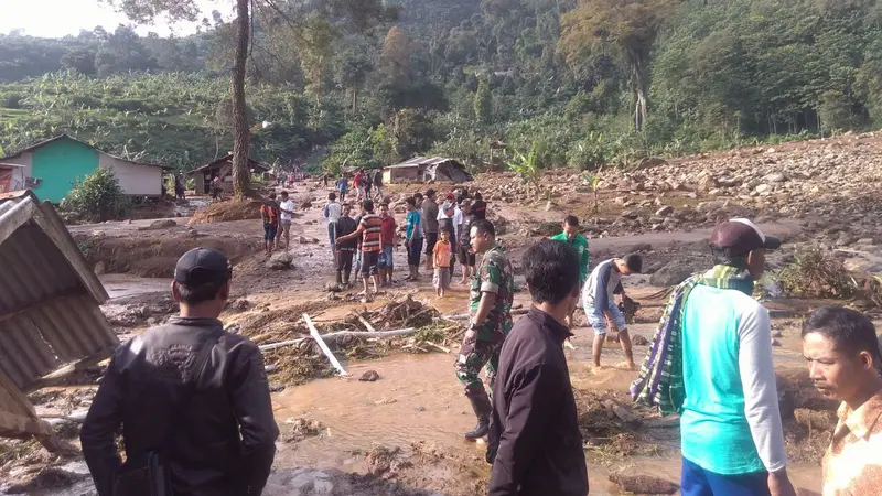 Banjir bandang porak-porandakan Desa Sukawangi, Bogor (Liputan6.com/Achmad Sudarno)