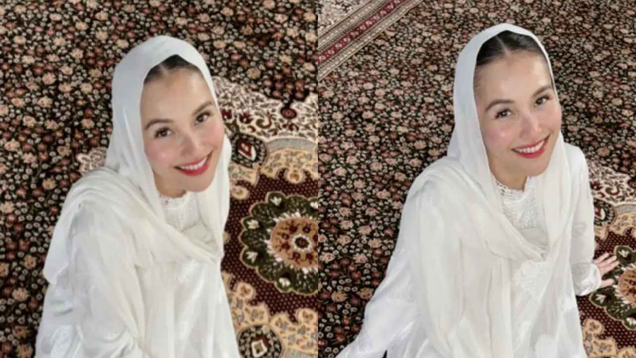 Gaya Kerudung Ayu Ting Ting Saat Pengajian