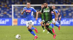 Pemain Napoli, Piotr Zielinski, berebut bola dengan pemain Sassuolo, Francesco Manganelli, pada laga Serie A di Stadion San Paolo Sabtu (25/7/2020). Napoli menang 2-0 atas Sassuolo. (Cafaro/LaPresse via AP)