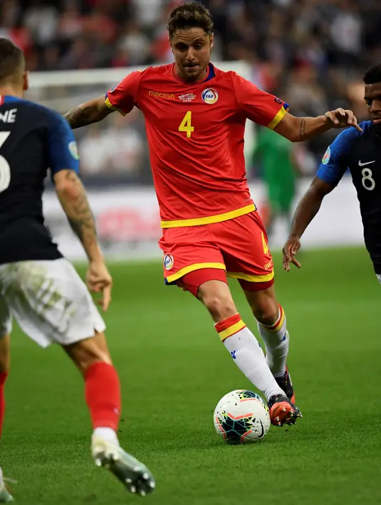 Bek Andorra, Marc Rebes (tengah) menggiring bola dari kewalan dua pemain Prancis,  Thomas Lemar dan Lucas Digne pada pertandingan grup H Kualifikasi Euro 2020 di Stade de France di Saint Denis, Paris (10/9/2019). Prancis menang telak 3-0 atas Andorra. (AFP Photo/Lionel Bonaventure)