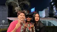 Paula Verhoeven tak ketinggalan meramaikan Citayam Fashion Week. Intip gaya serba hitam model profesional ini saat catwalk bareng Bonge di jalan Sudirman. (Instagram/paula_verhoeven).