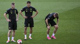 Para pemain timnas Republik Ceko menghadiri sesi latihan menjelang kontra Portugal di stadion Alvalade di Lisbon, Rabu (8/6/2022). Duel antara Portugal vs Ceko pada matchday 3 Grup 2 UEFA Nations League A 2022/23, akan digelar di Estadio Jose Alvalade, Jumat 10 Juni 2022 dini hari WIB. (PATRICIA DE MELO MOREIRA / AFP)