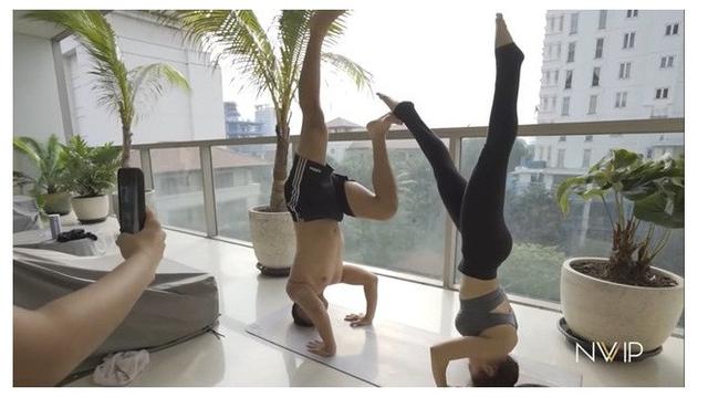 6 Potret Nikita Willy dan Indra Priawan saat Yoga Bareng, Kompak Banget