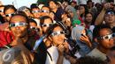 Sejumlah warga menyaksikan proses Gerhana Matahari Total (GMT) 2016 di halaman Taman Ismail Marzuki (TIM), Jakarta, Rabu (9/3). Fenomena gerhana matahari 90% bisa diamati selama 2,11 menit. (Liputan6.com/Fery Pradolo)