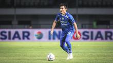 Pemain Persib Bandung, Zalnando mengontrol bola pada laga lanjutan pekan ke-3 BRI Liga 1 2023/2024 antara Persib Bandung melawan Dewa United FC di Stadion Gelora Bandung Lautan Api (GBLA), Bandung, Jumat (14/07/2023). (Bola.com/Bagaskara Lazuardi)