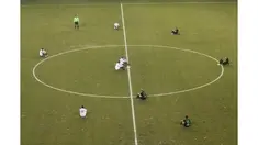 Video mengenai aksi protes yang dilakukan oleh 2 tim sepak bola divisi dua Liga Yunani. Selama 2 menit, para pemain tim AE Larissa dan Acharnaikos secara serempak duduk sesaat setelah peluit kick-off ditiupkan. 