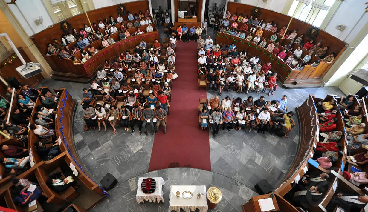 Ratusan umat Kristiani mengikuti Misa Natal di Gereja Immanuel Jakarta, Kamis (25/12/2014). Gereja Immanuel awalnya merupakan gereja yang dibangun bagi orang-orang Belanda yang ada di Indonesia sejak 1830. (Liputan6.com/Miftahul Hayat)