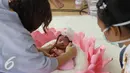 Akifa Dhinara Parasady sedang diarahkan untuk pemotretan di rumah kediamannya di Pondok Pinang, Jakarta, Kamis (20/10). Nindy melakukan sesi photoshoot baby born yang memang sedang ramai menjadi tren (Liputan6.com/Herman Zakharia) 