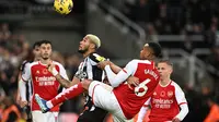 Pertandingan antara Newcastle versus Arsenal pada lanjutan Liga Inggris 2023/2024 hari Minggu (05/11/2023) dini hari WIB. (OLI SCARFF / AFP)