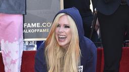 Penyanyi Avril Lavigne berpose di atas bintang barunya di Hollywood Walk of Fame setelah upacara  penghargaan untuknya, di Los Angeles, Rabu (31/8/2022). Penerimaan bintang Hollywood Walk of Fame sekaligus menjadi perayaan 20 tahun album perdana Lavigne yang bertajuk Let Go.  (Photo by Richard Shotwell/Invision/AP)