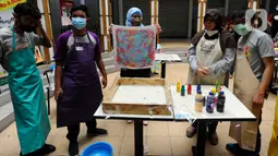 Sejumlah anak berkebutuhan khusus (ABK) mengikuti pelatihan melukis di atas air atau suminagashi di Pasar Gintung, Tangerang Selatan, Banten, Minggu (26/6/20222). Kegiatan ini diharapkan dapat menjadi bekal bagi para ABK untuk mengisi kesibukan sekaligus merangsang motorik.
(merdeka.com/Arie Basuki)