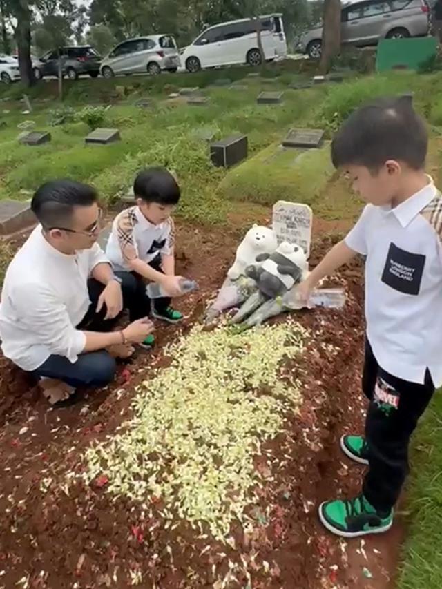 6 Momen Haru Samuel Rizal dan Anggi Pratama Ziarah Bareng ke Makam Stevi Agnecya