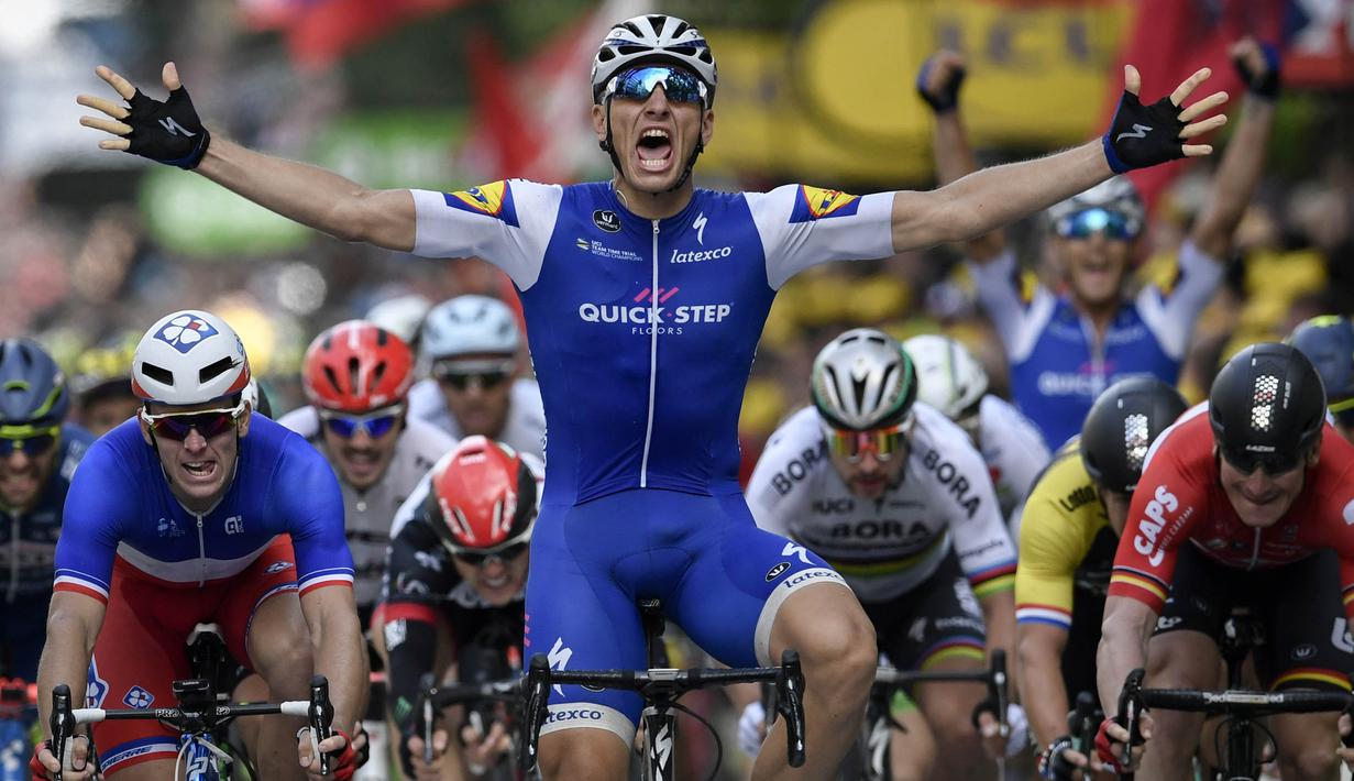 Pebalap Jerman, Marcel Kittel, merayakan kemenangan saat stage kedua balapan Tour de France di Leige, Belgia, Minggu (2/7/2017). Stage kedua menempuh kota Dusseldorf, Jerman hingga Leige, Belgia yang berjarak 203,5 kilometer. (AFP/Jeff Pachoud)