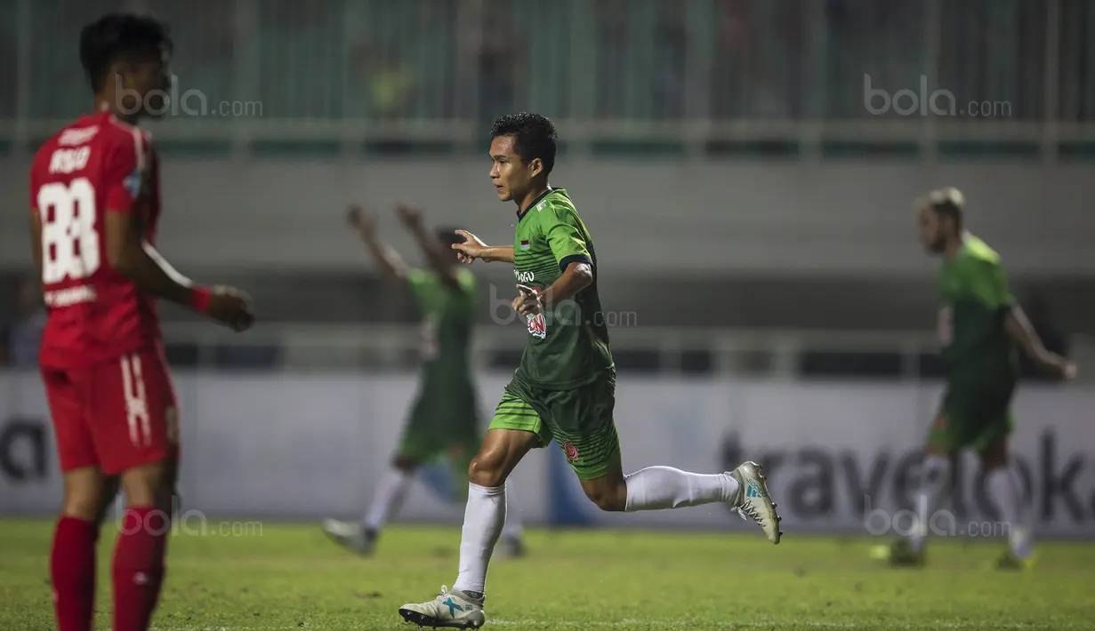 Gelandang PS TNI, Erwin Ramdani, merayakan gol yang dicetaknya ke gawang Semen Padang pada laga Liga 1 di Stadion Pakansari, Bogor, Minggu (30/7/2017). PS TNI menang 2-1 atas Semen Padang. (Bola.com/Vitalis Yogi Trisna)