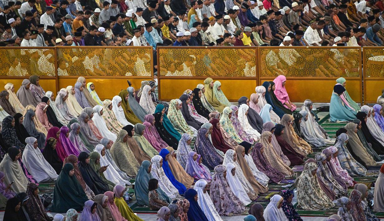 Suasana khidmat begitu terasa di Masjid Al Akbar, Surabaya, Jawa Timur, saat umat muslim berkumpul untuk menunaikan salat tarawih perdana di bulan suci Ramadhan 1447 Hijriah, Rabu 18 Februari 2026. Tampak dalam foto, umat Muslim saat melaksanakan salat Tarawih perdana di bulan suci Ramadan 1447 Hijriah di Masjid Al Akbar, Surabaya, Jawa Timur, pada Rabu 18 Februari 2026. (JUNI KRISWANTO/AFP)