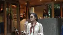 Salah satu outfit yang mencuri perhatian adalah gaya ala Parisian chic saat Febby menikmati kopi di sebuah kafe. Ia mengenakan kemeja putih longgar dipadukan celana putih high waist yang clean dan timeless. [@febbyrastanty].