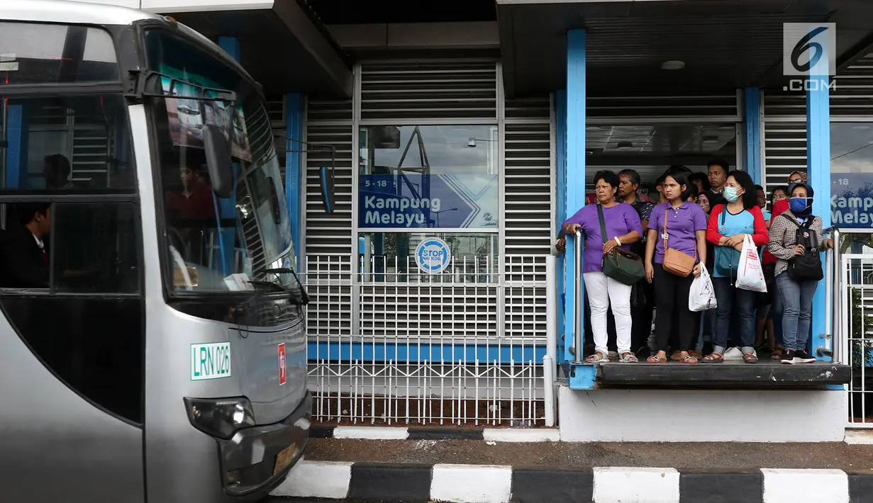 Sejumlah menunggu Busway TransJakarta di Terminal Kampung Melayu, Jakarta Timur, Kamis (1/6). Sebelumnya telah terjadi bom bunuh diri di Terminal Kampung Melayu yang menewaskan lima orang dan melukai sebelas. (Liputan6.com/Immanuel Antonius)