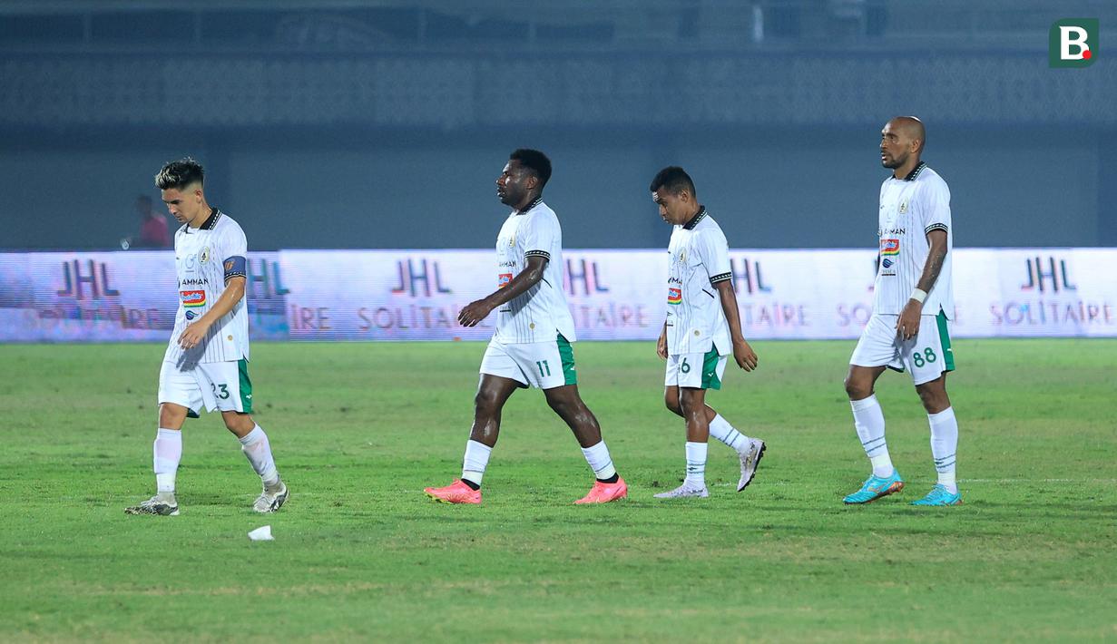 <p>Para pemain PSS Sleman tertunduk lesu setelah ditaklukkan Dewa United pada laga pekan ke-15 BRI Liga 1 di Stadion Indomilk Arena, Tangerang, Jumat (6/10/2023). PSS Sleman kalah dengan skor 1-3. (Bola.com/M. Iqbal Ichsan)</p>