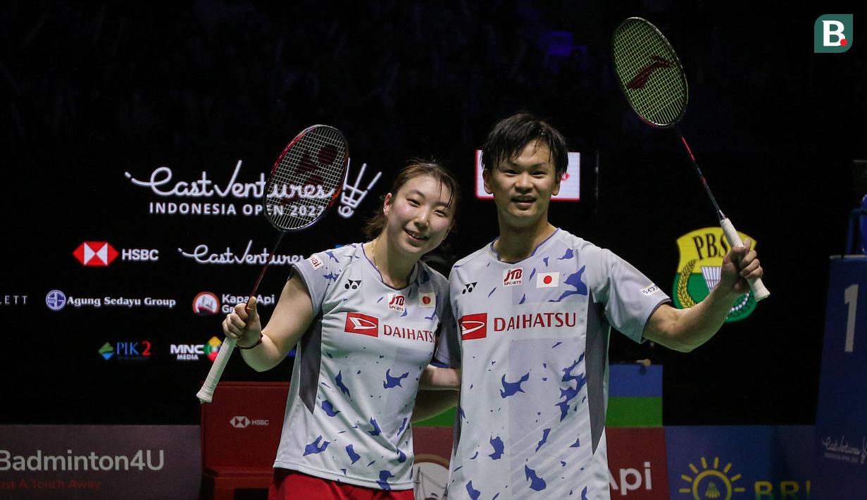 Pebulu tangkis ganda campuran Jepang, Yuta Watanabe/Arisa Higashino, melakukan selebrasi usai menaklukkan wakil Korea Selatan, Seo Seung Jae/Chae Yu Jung pada babak semifinal Indonesia Open 2022 di Istora Senayan, Jakarta, Sabtu (18/06/2022). (Bola.com/Bagaskara Lazuardi)
