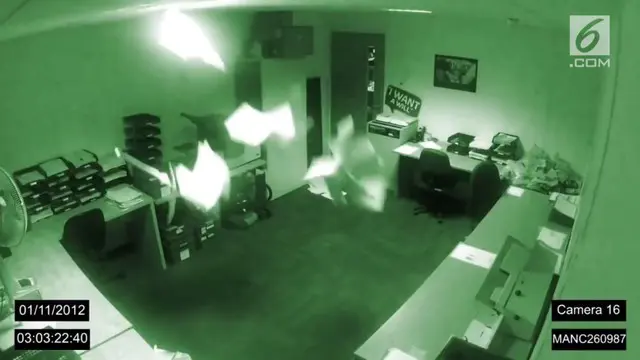 Berani berlama-lama di kantor hingga larut malam? Berikut rangkaian kejadian horor yang tertangkap kamera CCTV yang harus dilihat.