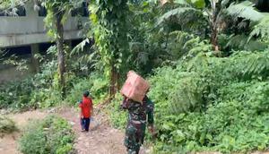 Personel TNI jalan kaki bawa bantuan untuk korban banjir di Tapanuli Tengah