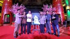 Menko Maritim Indroyono Soesilo (ketiga kanan) dan Menkominfo Rudiantara (ketiga kiri) saat membuka pameran foto dan penyerahan Anugerah Pewarta Foto Indonesia 2013-2014 di Grand Indonesia, Jakarta, Sabtu (28/2/2015). (Liputan6.com/Faizal Fanani)