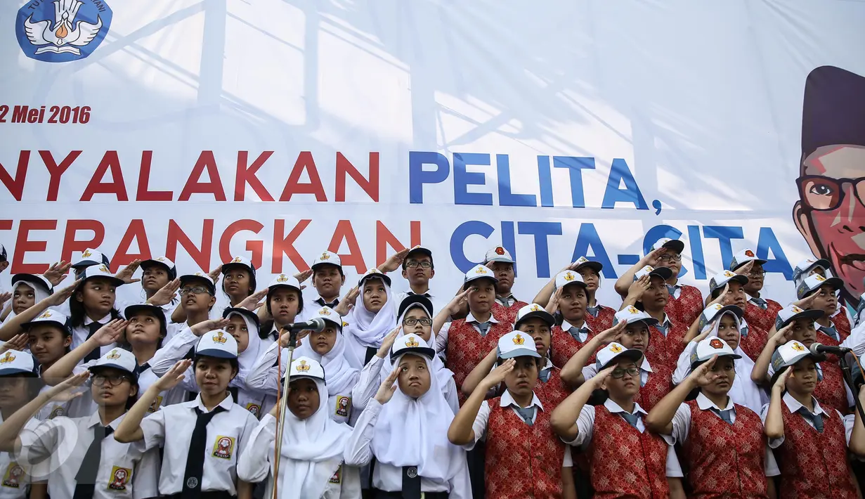 Sejumlah perwakilan pelajar dari berbagai sekolah dan pegawai mengikuti upacara peringatan Hari Pendidikan Nasional 2016 di halaman Kemendikbud, Jakarta, Senin (2/5).  (Liputan6.com/Faizal Fanani)