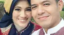 Kisah cinta pasangan ini dari lokasi syuting. Dude Harlino dan Alyssa Soebandono ketemu pertama kali saat syuting sinetron bareng tahun 2003. Sejak itu, Dude mulai banyak mengenal perempuan yang biasa disapa Icha itu. (Instagram/ichasoebandono)
