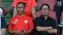 Wakil Ketua Umum PSSI, Joko Driyono (kanan) melihat langsung latih tanding Timnas Indonesia U-16 di Lapangan Atang Sutresna, Jakarta, Selasa (4/7). Latihan ini untuk persiapan jelang Piala AFF U-15 Thailand, 9-22 Juli. (Liputan6.com/Helmi Fithriansyah)