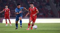 Pemain Timnas Indonesia, Asnawi Mangkualam (kanan), berebut bola dengan pemain Brunei Darussalam, Mohammad Khairil Shahme, pada laga putaran pertama Kualifikasi Piala Dunia 2026 Zona Asia di Stadion Utama Gelora Bung Karno (SUGBK), Kamis (12/10/2023) malam WIB. Timnas Indonesia menang 6-0 atas Brunei Darussalam. (Bola.com/M Iqbal Ichsan)