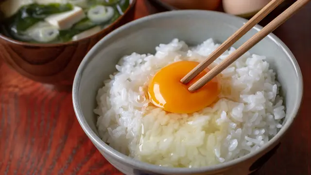 ilustrasi tamago kake gohan/shutterstock