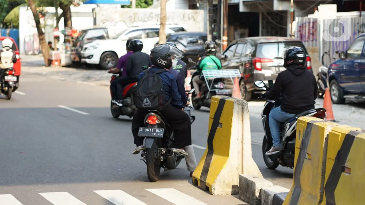 FOTO: Minim Sanksi, Pemotor Bebas Lawan Arah di Stasiun MRT Blok A