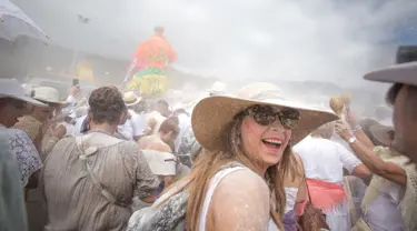 Orang-orang yang berselimut bedak ambil bagian dalam karnaval jalanan 'Los Indianos' di Santa Cruz de la Palma, Spanyol, Senin (4/3). Karnaval ini  bagian dari rangkaian acara yang diadakan sejak Januari hingga Februari tiap tahunnya. (DESIREE MARTIN/AFP)