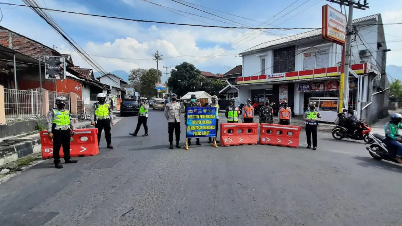 Sejumlah petugas gabungan TNI-Polri langsung melakukan penyekatan di beberapa rute dekat pintu keluar masuk Garut, setelah dinyatakan kembali masuk zona merah di Jawa Barat.