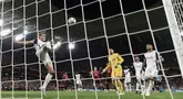Pemain Tottenham Hotspur, Micky van de Ven menyapu bola untuk melakukan penyelamatan di depan gawang timnya dalam laga final Liga Europa 2024/2025 melawan Manchester United di Stadion San Mames, Bilbao, Spanyol, Kamis (22/05/2025) dini hari WIB. (AFP/Josep Lago)