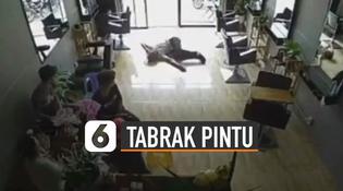 VIDEO: Ngilu, Pria Tabrak Pintu Geser Saat Hendak Keluar Ruangan
