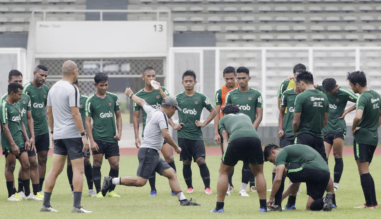 Pemain Timnas Indonesia U-22 saat latihan di Stadion Madya, Senayan, Jakarta, Senin (12/1). Latihan kali ini tidak dipimpin Indra Sjafri karena sedang mengikuti lisensi kepelatihan Pro AFC di Spanyol. (Bola.com/M Iqbal Ichsan)