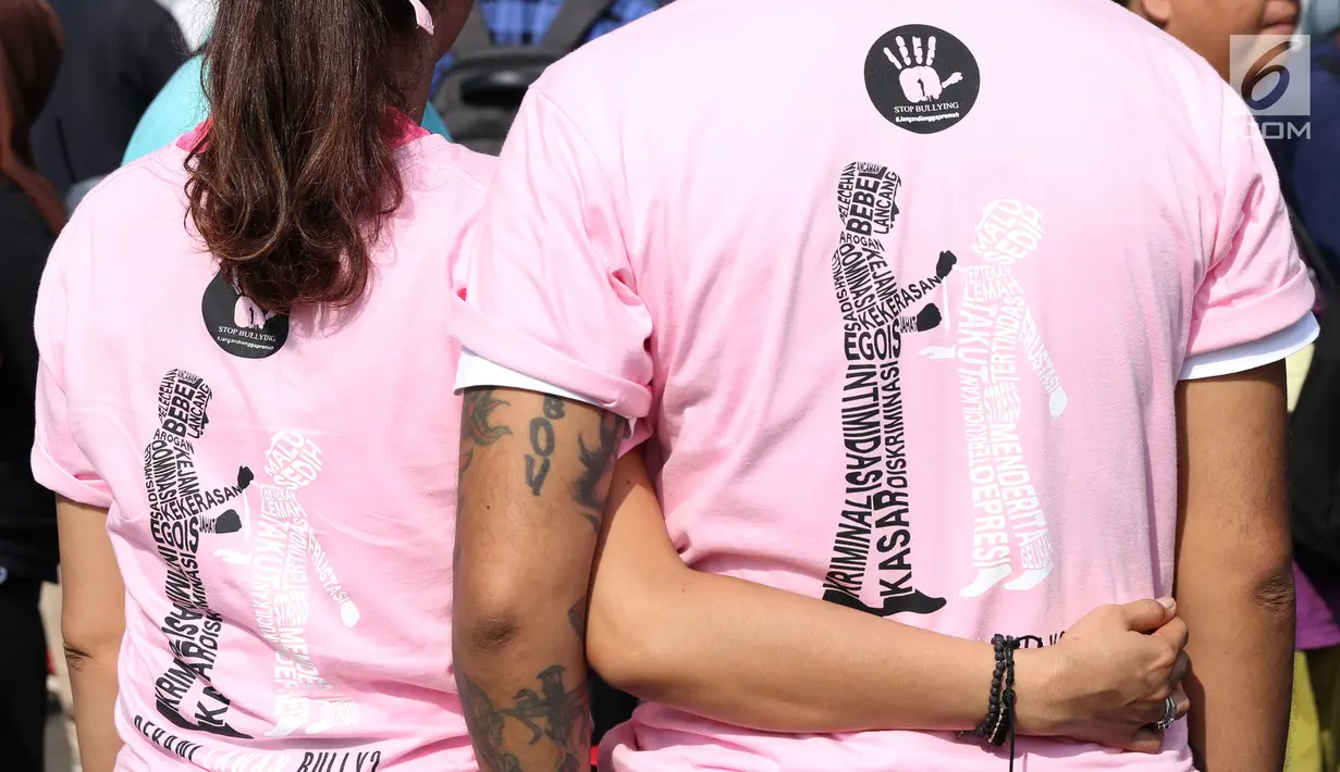 Warga menyaksikan acara dukungan Stop Bullying saat Car Free Day di Kawasan Bundaran Hotel Indonesia, Jakarta, Minggu (13/5). (Liputan6.com/Helmi Fithriansyah)