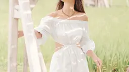 Ketika tengah menikmati keindahan sawah, Luna Maya tampil dengan simple dress berwarna putih. Dress bermodel off shoulder, ini begitu cocok dengan tubuh idealnya. Wanita kelahiran 26 Agustus 1983 ini pun tampak makin anggun. (Liputan6.com/IG/@lunamaya)