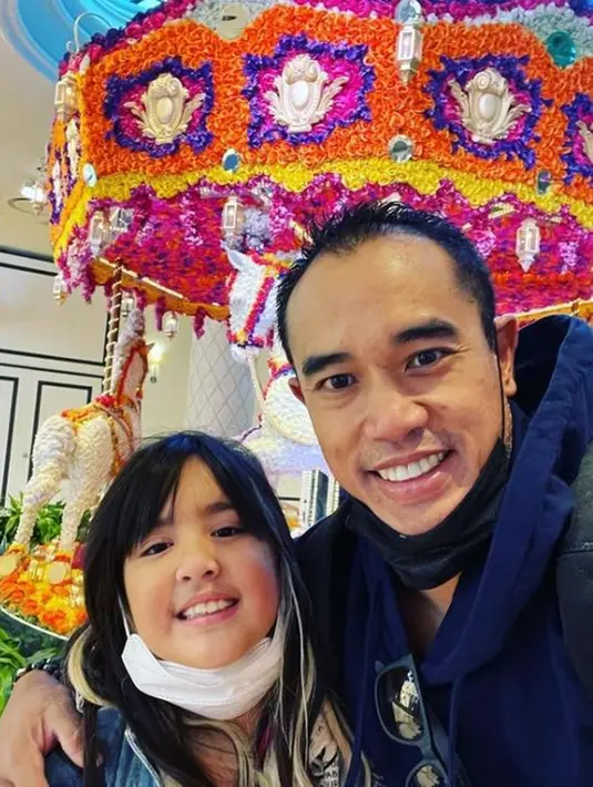 Ardi selalu bangga dengan capaian Mikhayla. Mikhayla yang beranjak ABG ini parasnya kian cantik memesona layaknya sang ibu. Foto kebersamaan Mikhayla dan Ardi ini sukses curi perhatian. (Liputan6.com/IG/ardibakrie)