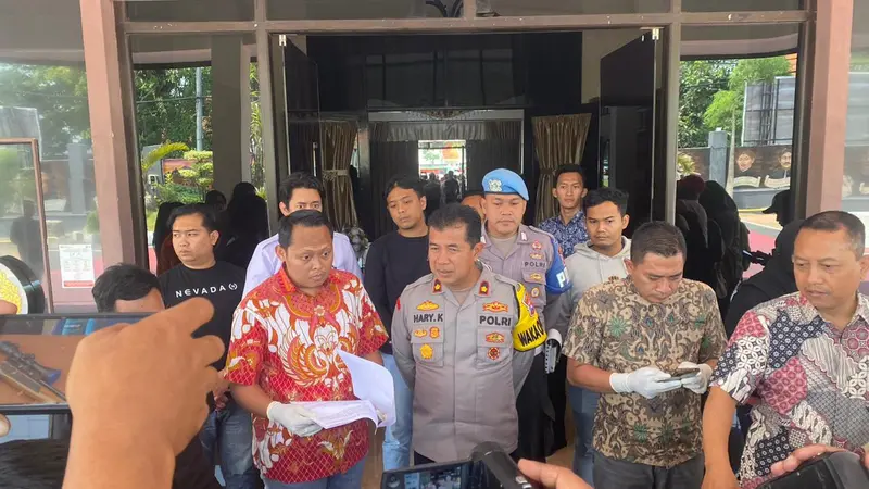 Polres Jombang menangkap MHS alias Daim (55) warga Dusun Sambongduran Jombang, menganiaya hingga tewas wartawan online di Jombang. (Dian Kurniawan/Liputan6.com)